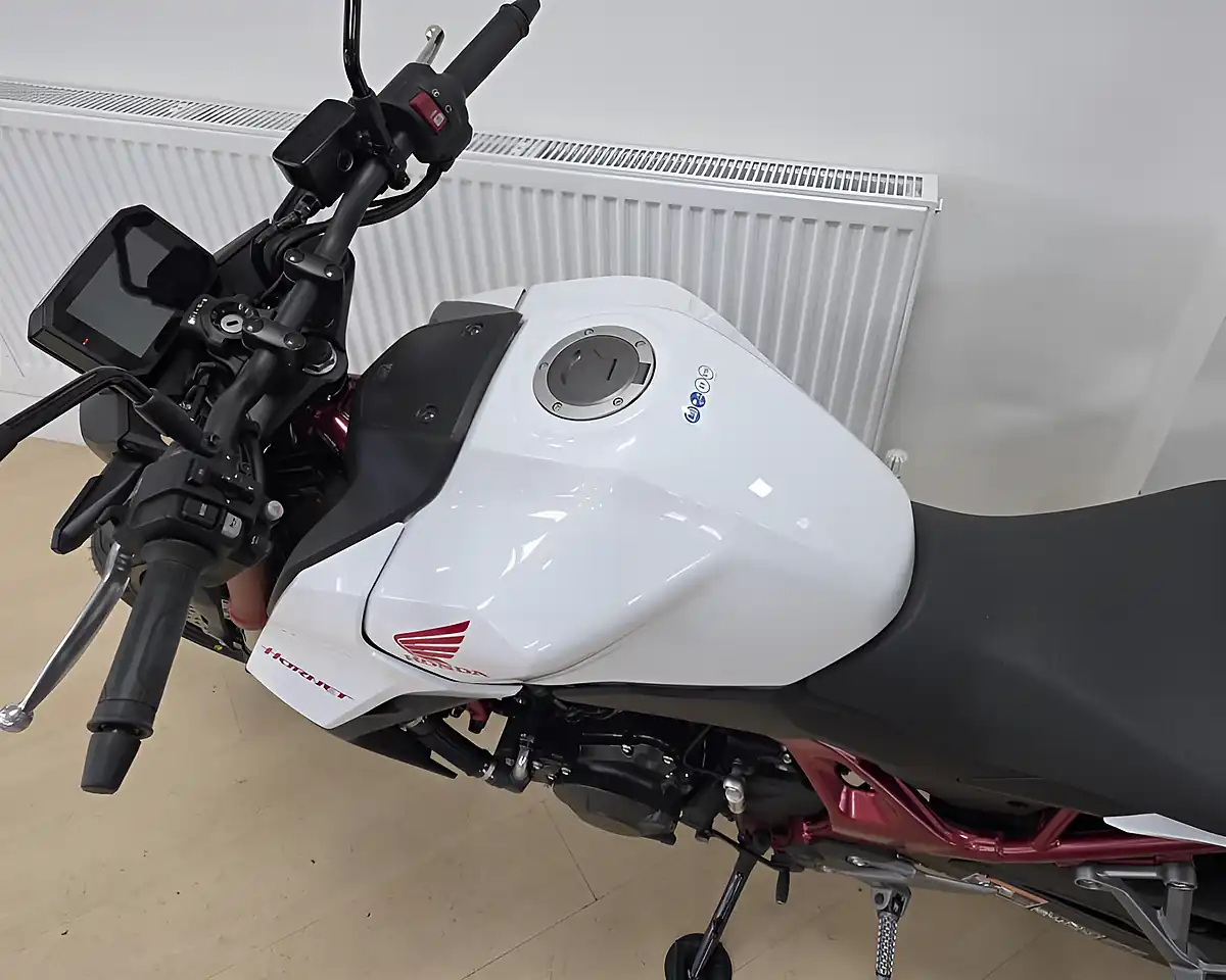 Used 2023 Honda CB750 Hornet White - Interior and Exterior details 9