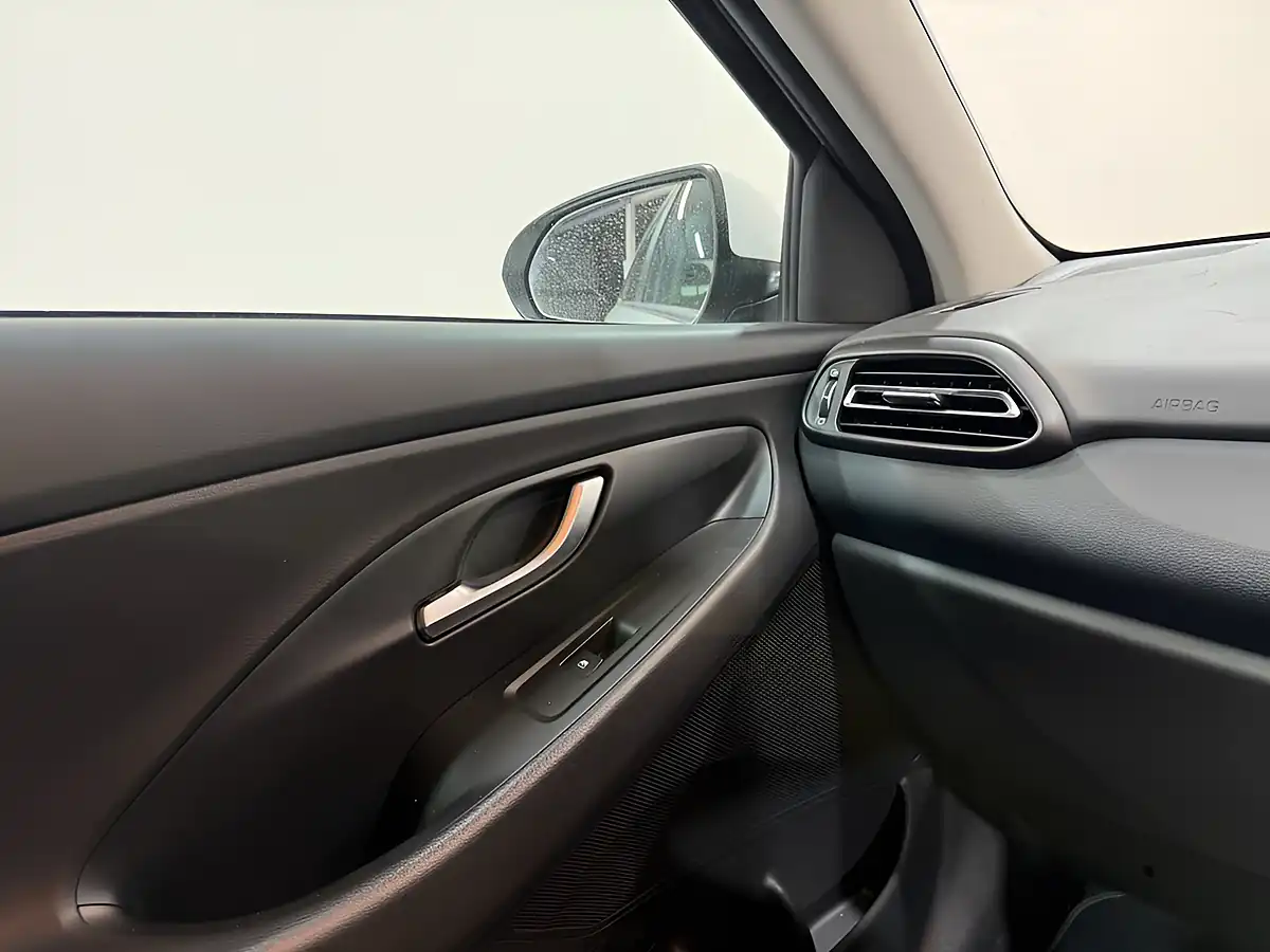 Used 2023 Hyundai I30 Se Connect White - Interior and Exterior details 18