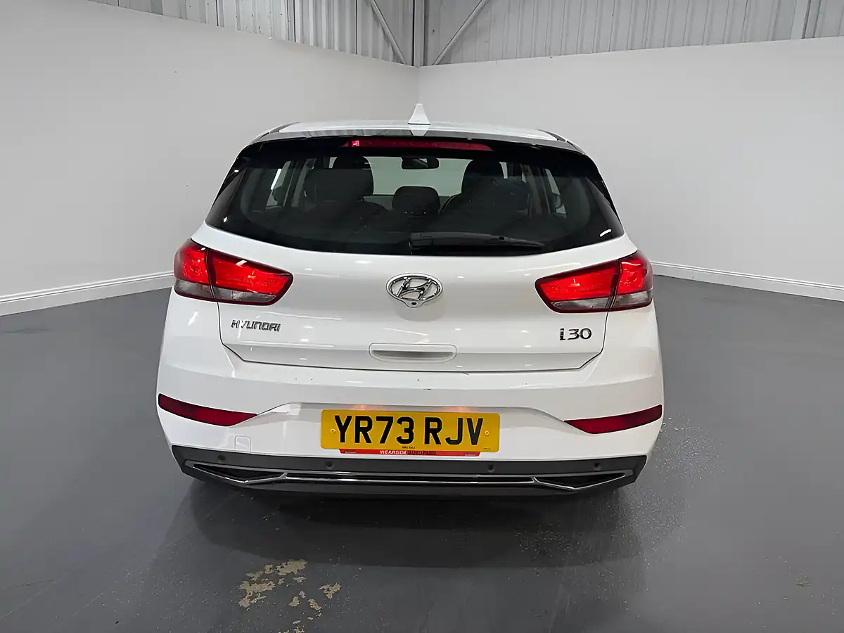 Used 2023 Hyundai I30 Se Connect White - Interior and Exterior details 9