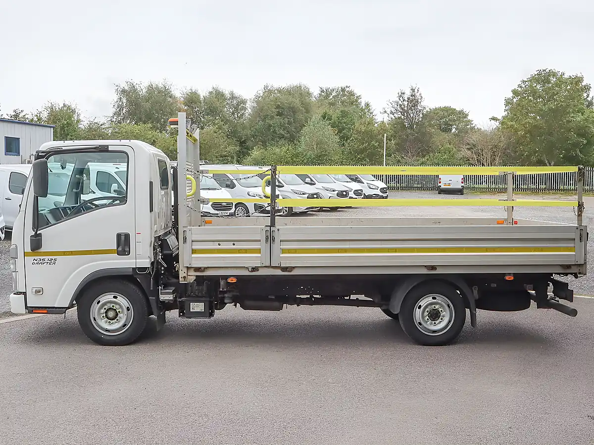 Used 2023 Isuzu Crafter N35 125S Xlwb Alloy Sided Dropside White - Interior and Exterior details 5