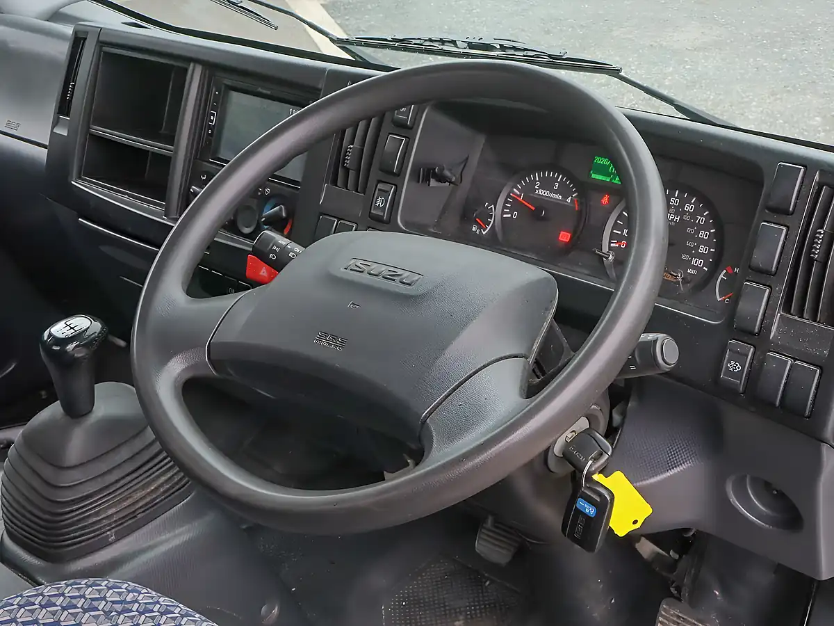 Used 2023 Isuzu Crafter N35 125S Xlwb Alloy Sided Dropside White - Interior and Exterior details 8
