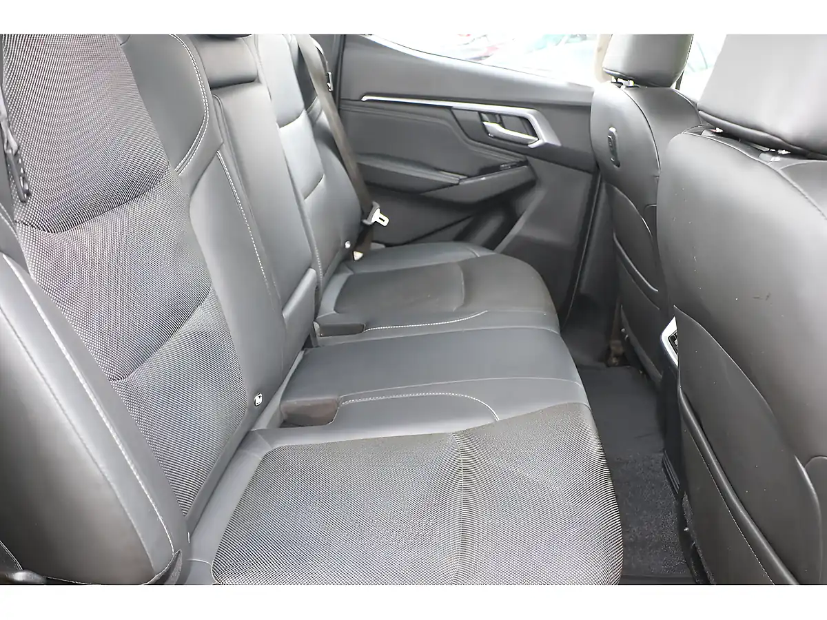 Used 2023 Isuzu D-Max DL40 Sapphire Blue - Interior and Exterior details 12