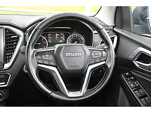 Used 2023 Isuzu D-Max DL40 Sapphire Blue - Interior and Exterior details 14