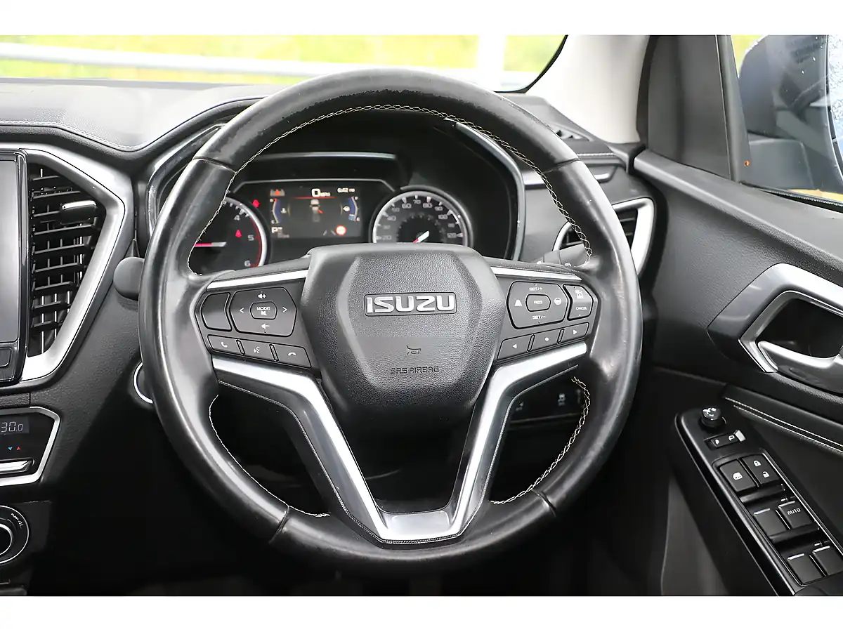 Used 2023 Isuzu D-Max DL40 Sapphire Blue - Interior and Exterior details 14