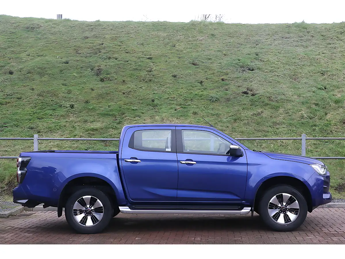 Used 2023 Isuzu D-Max DL40 Sapphire Blue - Interior and Exterior details 3