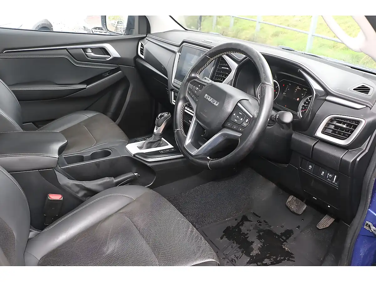 Used 2023 Isuzu D-Max DL40 Sapphire Blue - Interior and Exterior details 7