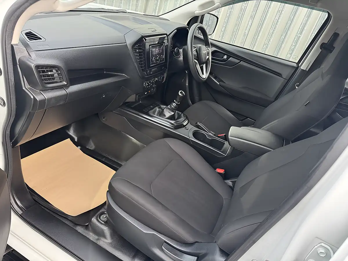 Used 2023 Isuzu D-Max Utility Double Cab White - Interior and Exterior details 10