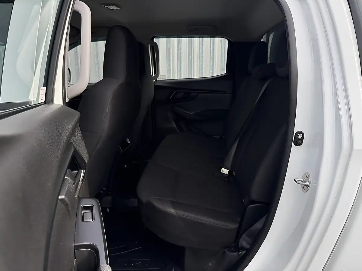 Used 2023 Isuzu D-Max Utility Double Cab White - Interior and Exterior details 11