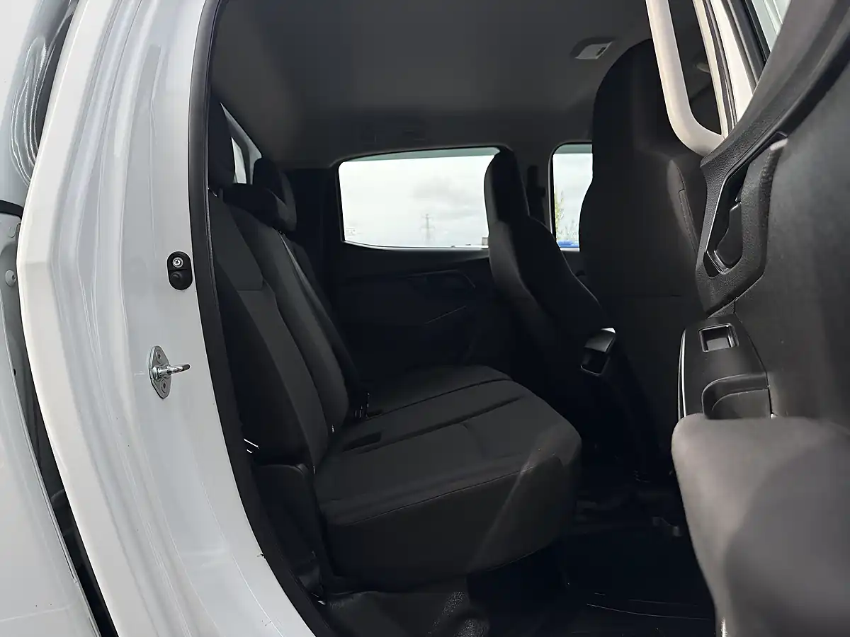 Used 2023 Isuzu D-Max Utility Double Cab White - Interior and Exterior details 12