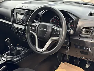 Used 2023 Isuzu D-Max Utility Double Cab White - Interior and Exterior details 14