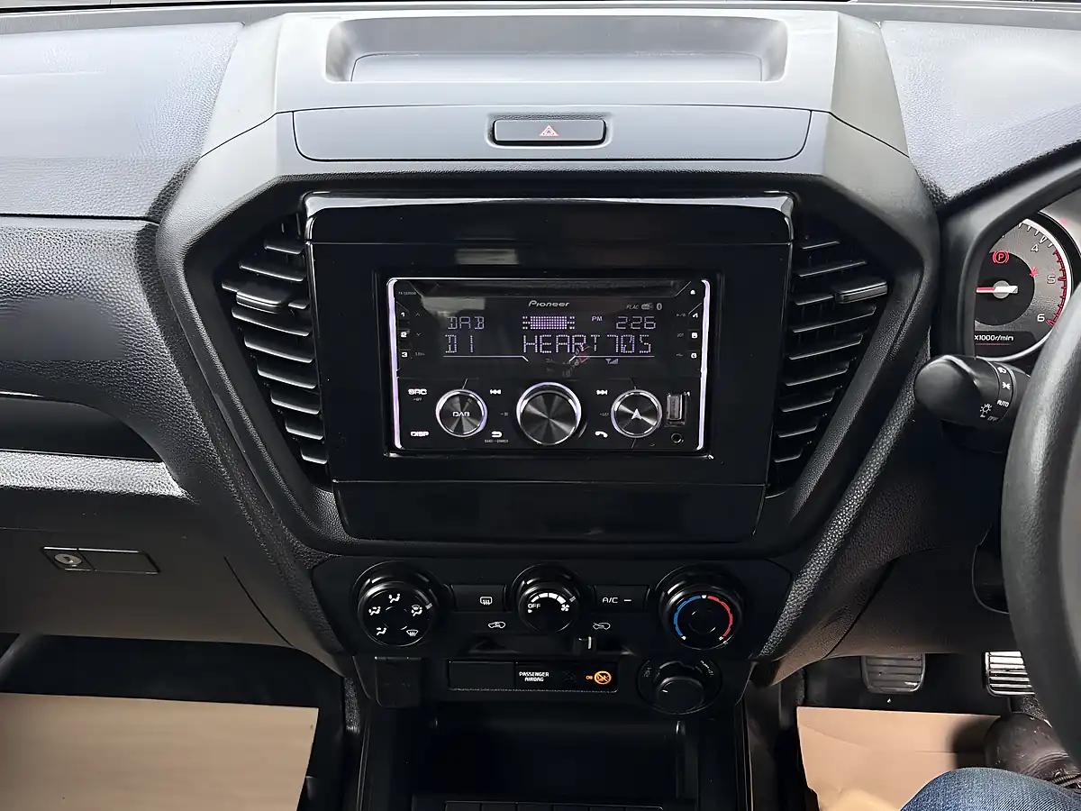 Used 2023 Isuzu D-Max Utility Double Cab White - Interior and Exterior details 15