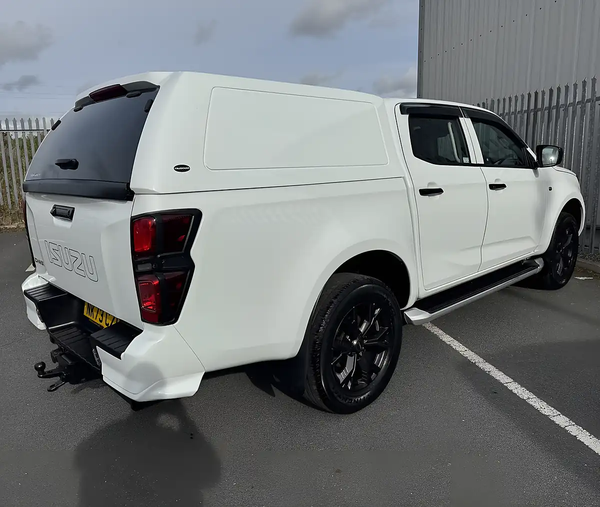 Used 2023 Isuzu D-Max Utility Double Cab White - Interior and Exterior details 5