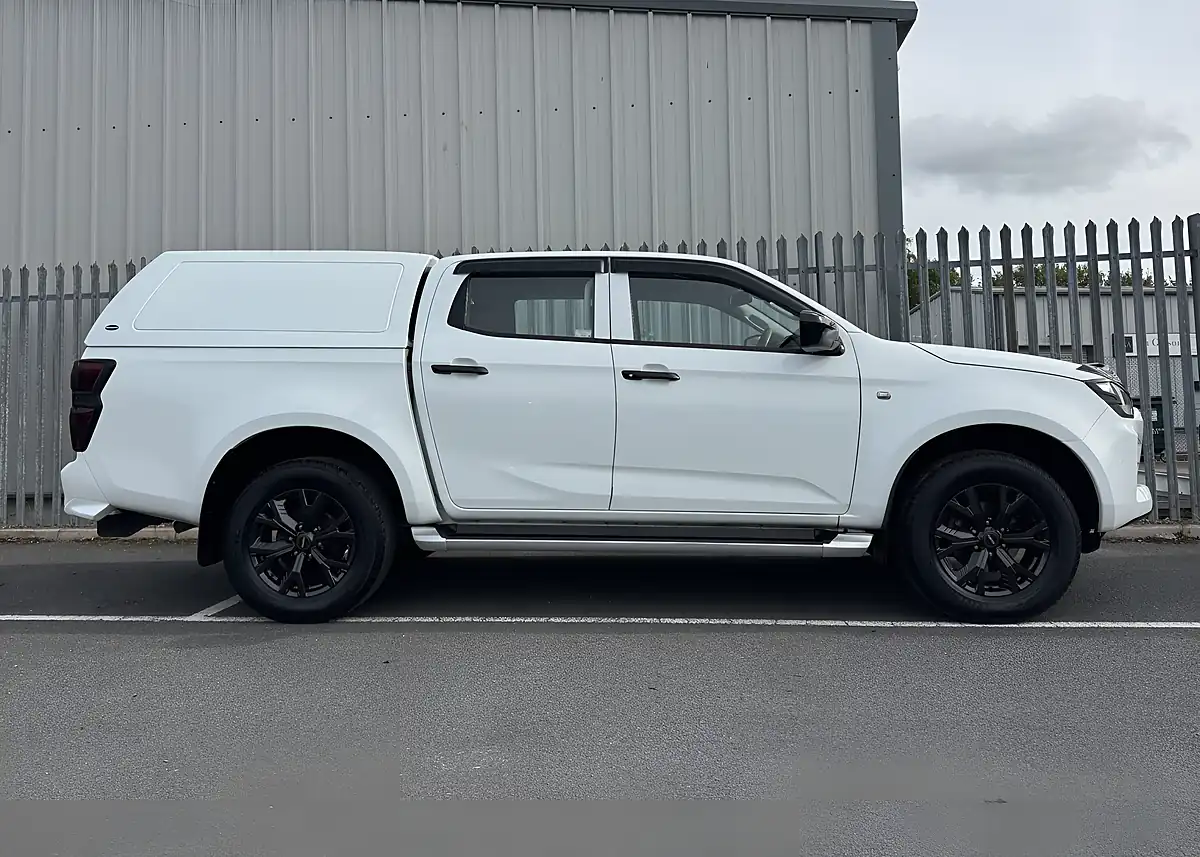 Used 2023 Isuzu D-Max Utility Double Cab White - Interior and Exterior details 7