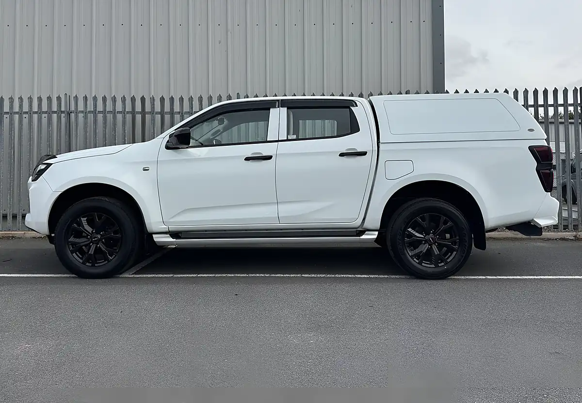 Used 2023 Isuzu D-Max Utility Double Cab White - Interior and Exterior details 8