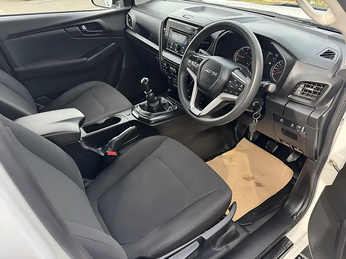 Used 2023 Isuzu D-Max Utility Double Cab White - Interior and Exterior details 9