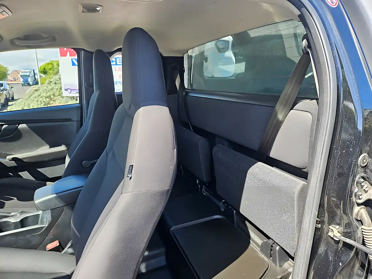 Used 2023 Isuzu D-Max Utility King Cab Black - Interior and Exterior details 11