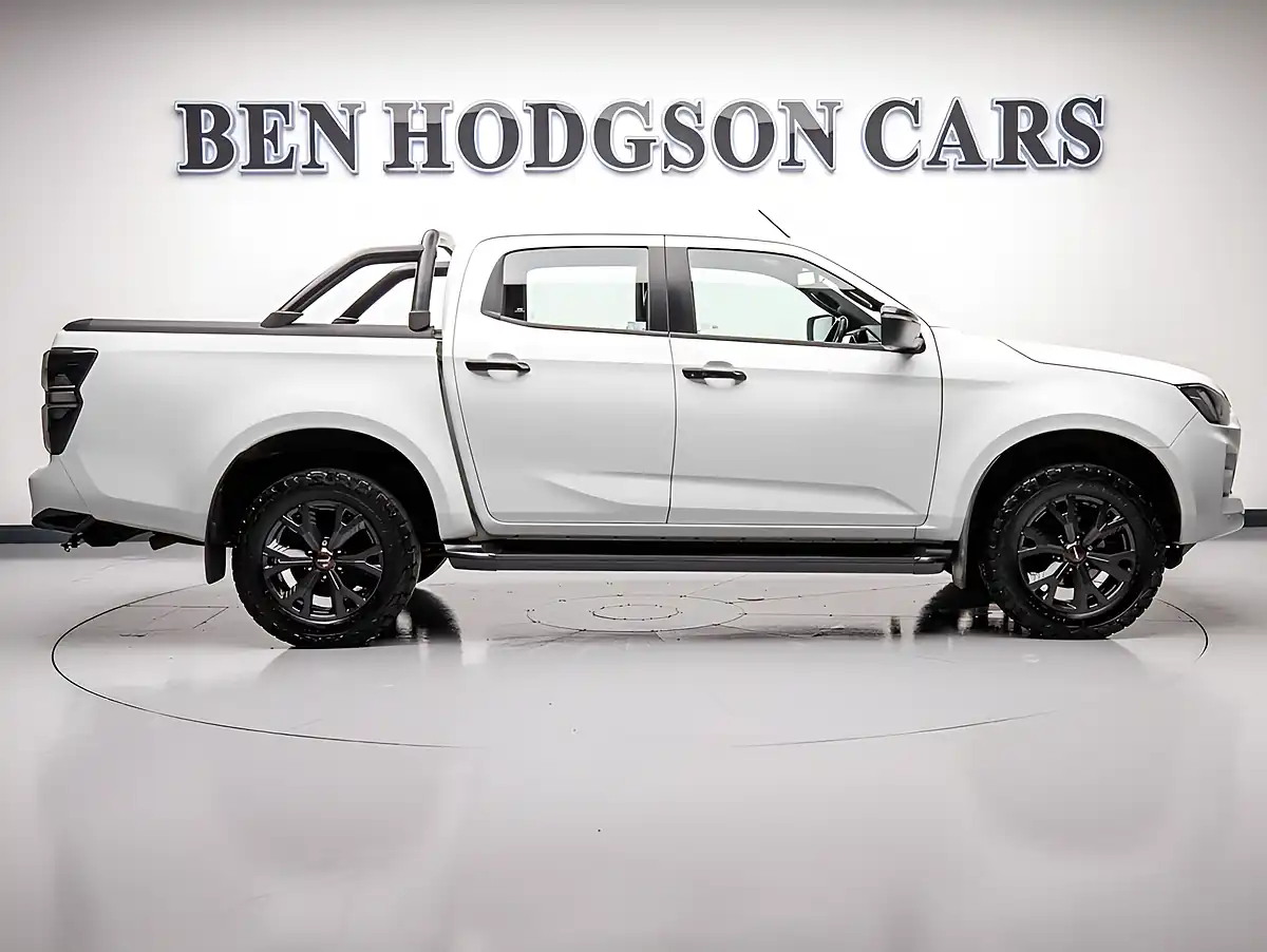 Used 2023 Isuzu D-Max V-Cross White - Interior and Exterior details 5