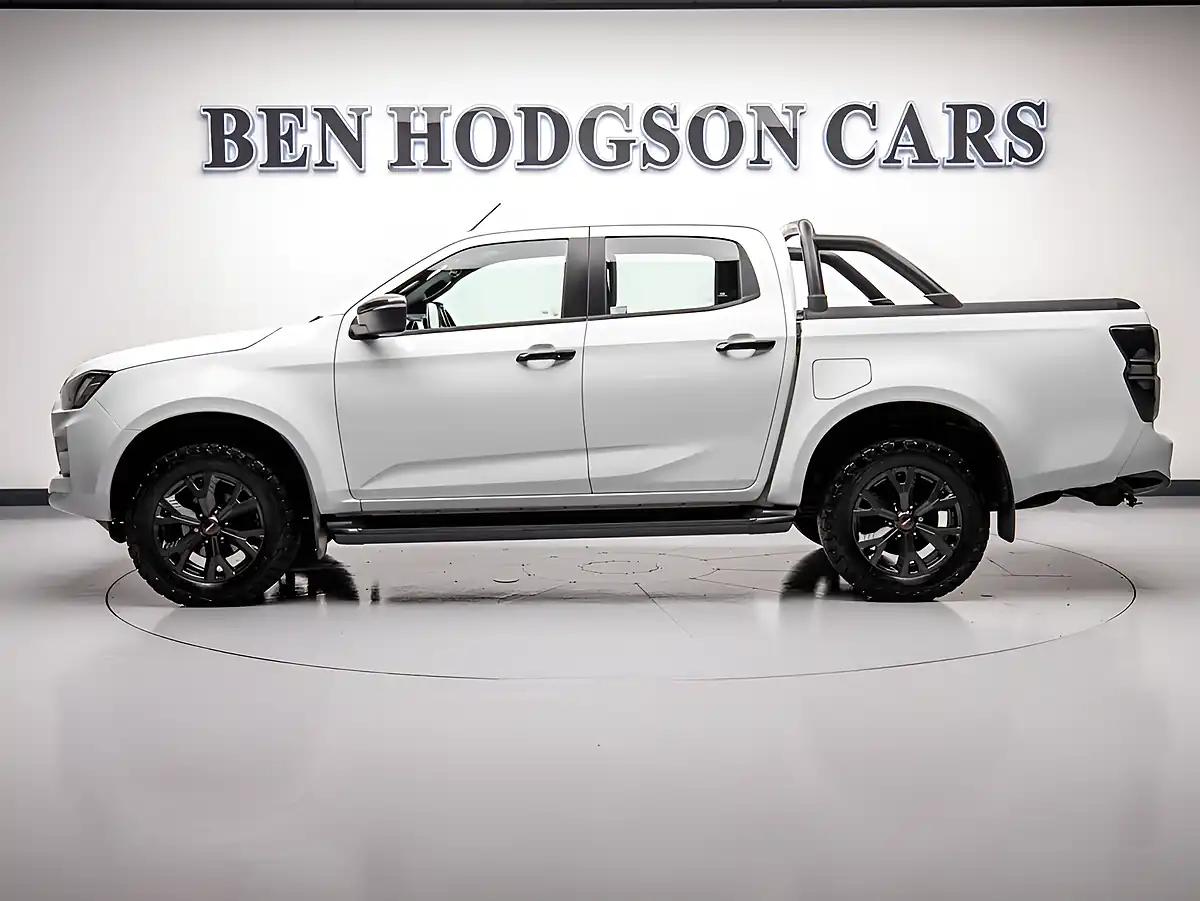 Used 2023 Isuzu D-Max V-Cross White - Interior and Exterior details 6