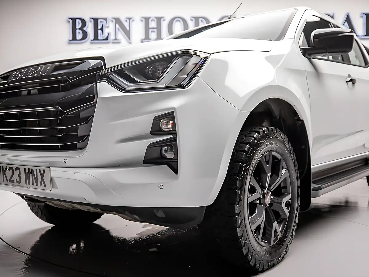 Used 2023 Isuzu D-Max V-Cross White - Interior and Exterior details 7
