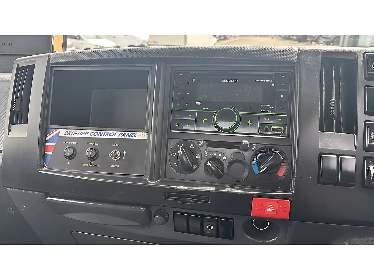 Used 2023 Isuzu Grafter N35 Tipper Swb White - Interior and Exterior details 9