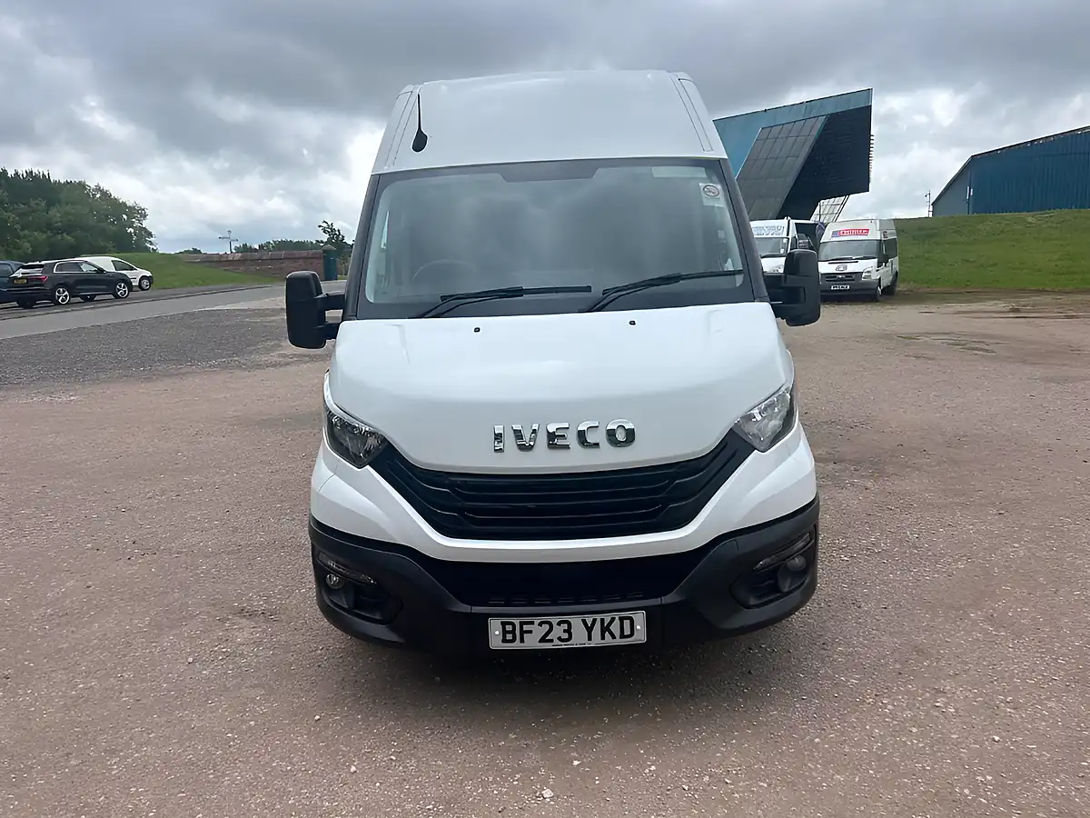 Used 2023 Iveco Daily Mwb White - Front View