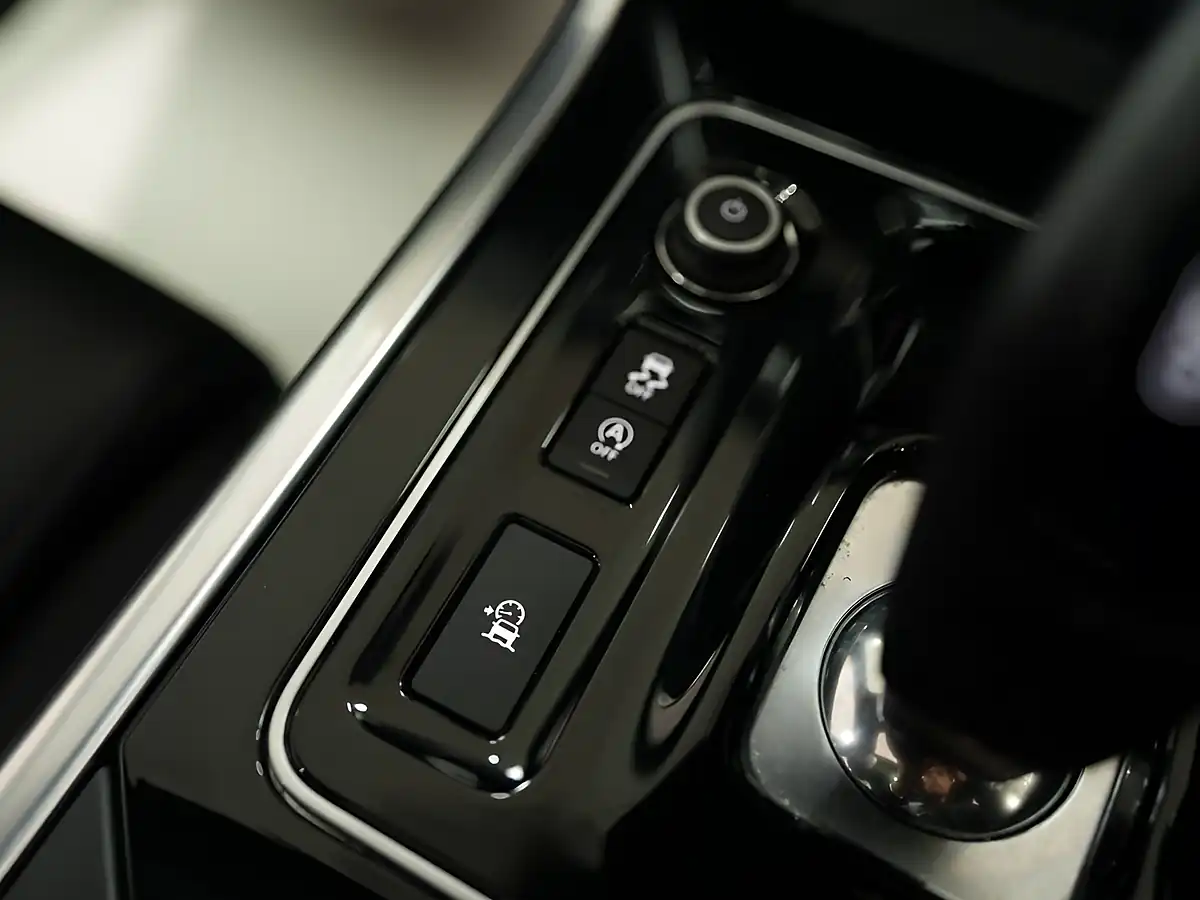 Used 2023 Jaguar Xe R-Dynamic Se Santorini Black - Interior and Exterior details 14