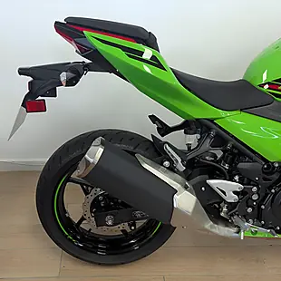 Used 2023 Kawasaki Ninja 400 Green - Interior and Exterior details 10