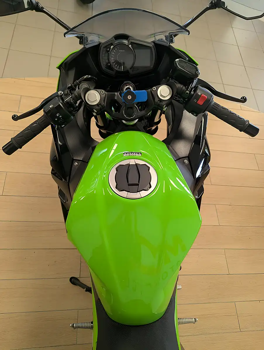 Used 2023 Kawasaki Ninja 400 Green - Interior and Exterior details 13