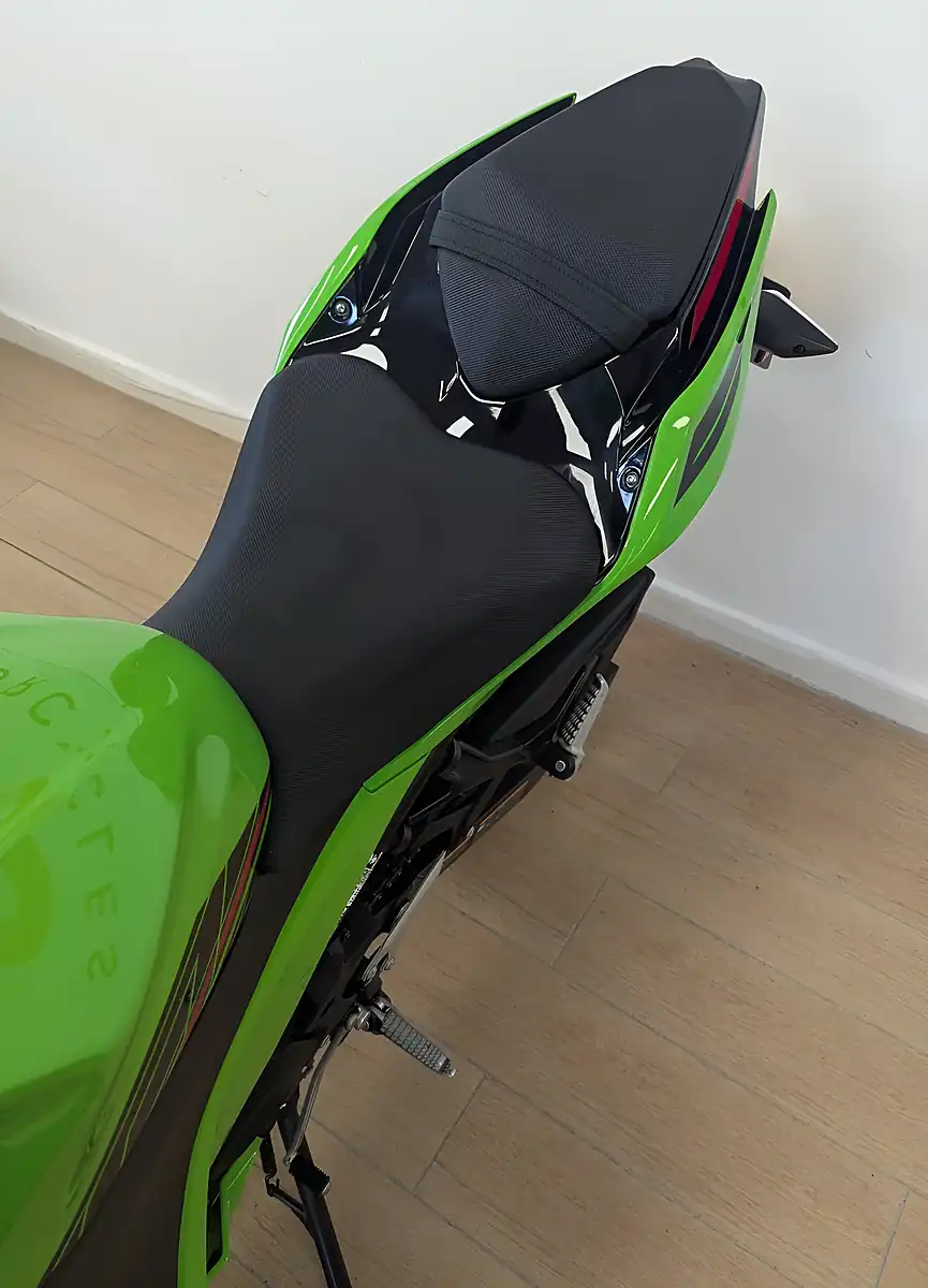 Used 2023 Kawasaki Ninja 400 Green - Interior and Exterior details 14
