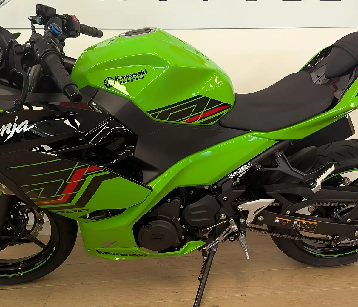 Used 2023 Kawasaki Ninja 400 Green - Interior and Exterior details 15