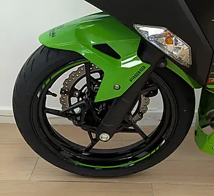 Used 2023 Kawasaki Ninja 400 Green - Interior and Exterior details 17
