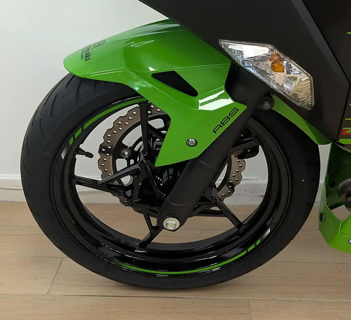 Used 2023 Kawasaki Ninja 400 Green - Interior and Exterior details 17