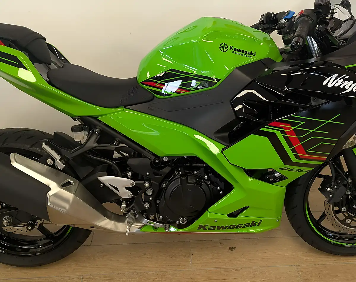 Used 2023 Kawasaki Ninja 400 Green - Interior and Exterior details 18