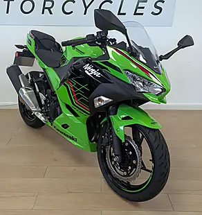 Used 2023 Kawasaki Ninja 400 Green - Interior and Exterior details 2