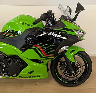 Used 2023 Kawasaki Ninja 400 Green - Interior and Exterior details 4