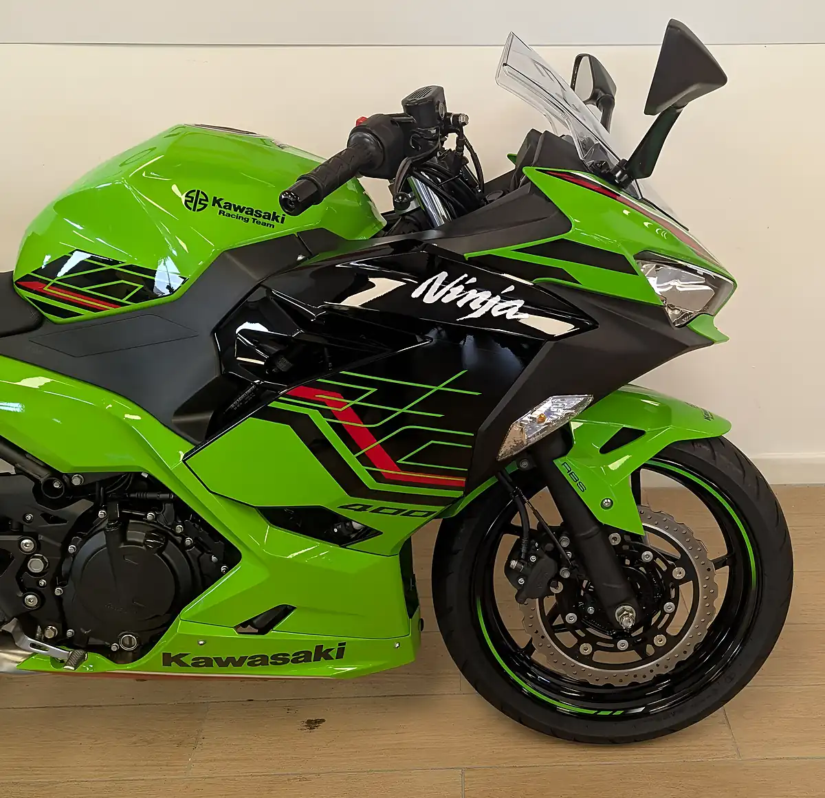 Used 2023 Kawasaki Ninja 400 Green - Interior and Exterior details 4