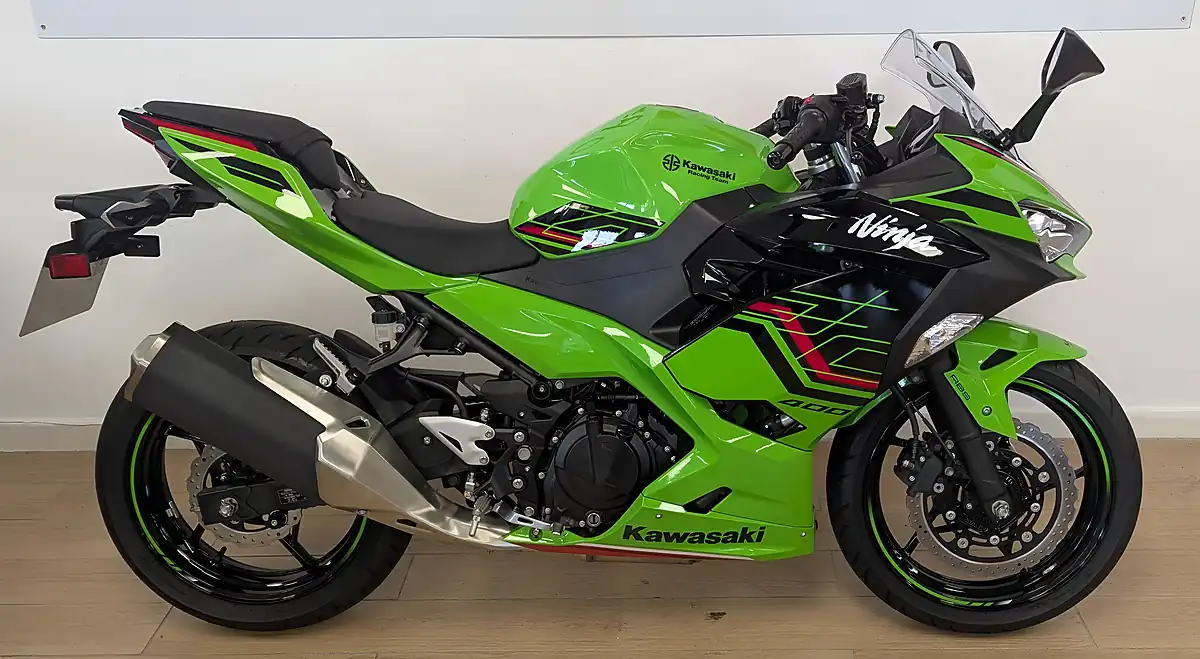Used 2023 Kawasaki Ninja 400 Green - Interior and Exterior details 5