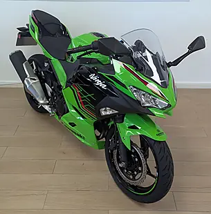 Used 2023 Kawasaki Ninja 400 Green - Interior and Exterior details 6