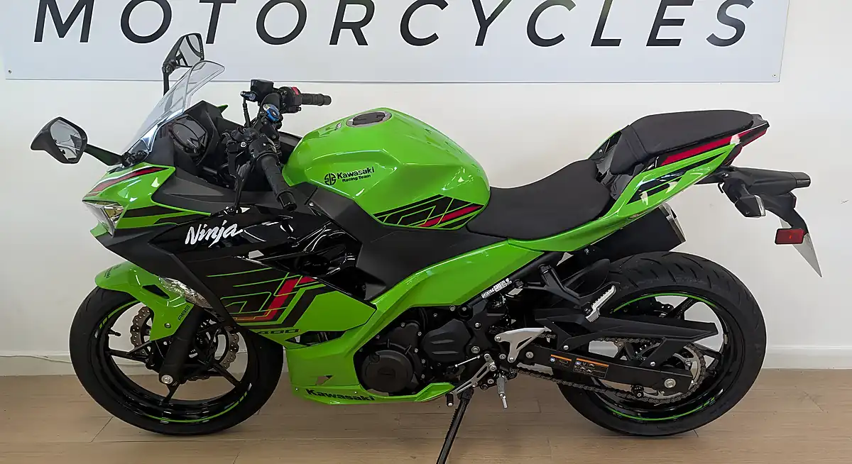 Used 2023 Kawasaki Ninja 400 Green - Interior and Exterior details 7