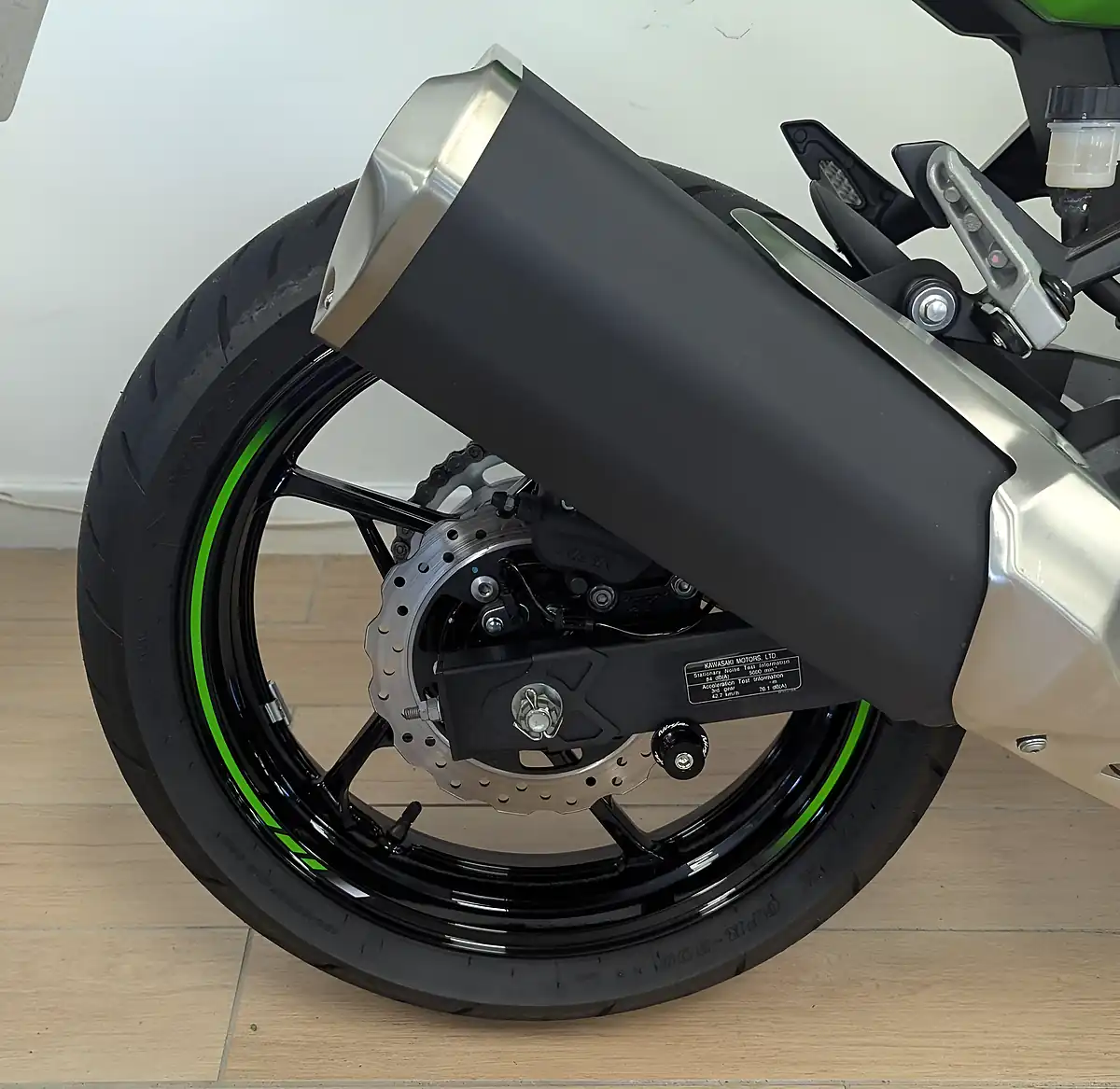 Used 2023 Kawasaki Ninja 400 Green - Interior and Exterior details 9