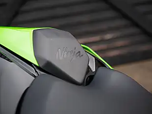 Used 2023 Kawasaki Ninja ZX-10R Green - Interior and Exterior details 15