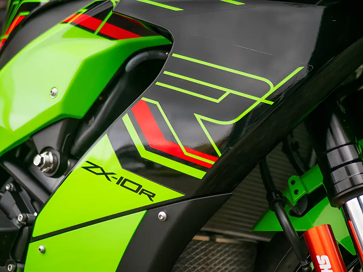 Used 2023 Kawasaki Ninja ZX-10R Green - Interior and Exterior details 8