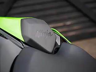 Used 2023 Kawasaki Ninja ZX-10R Green - Interior and Exterior details 14