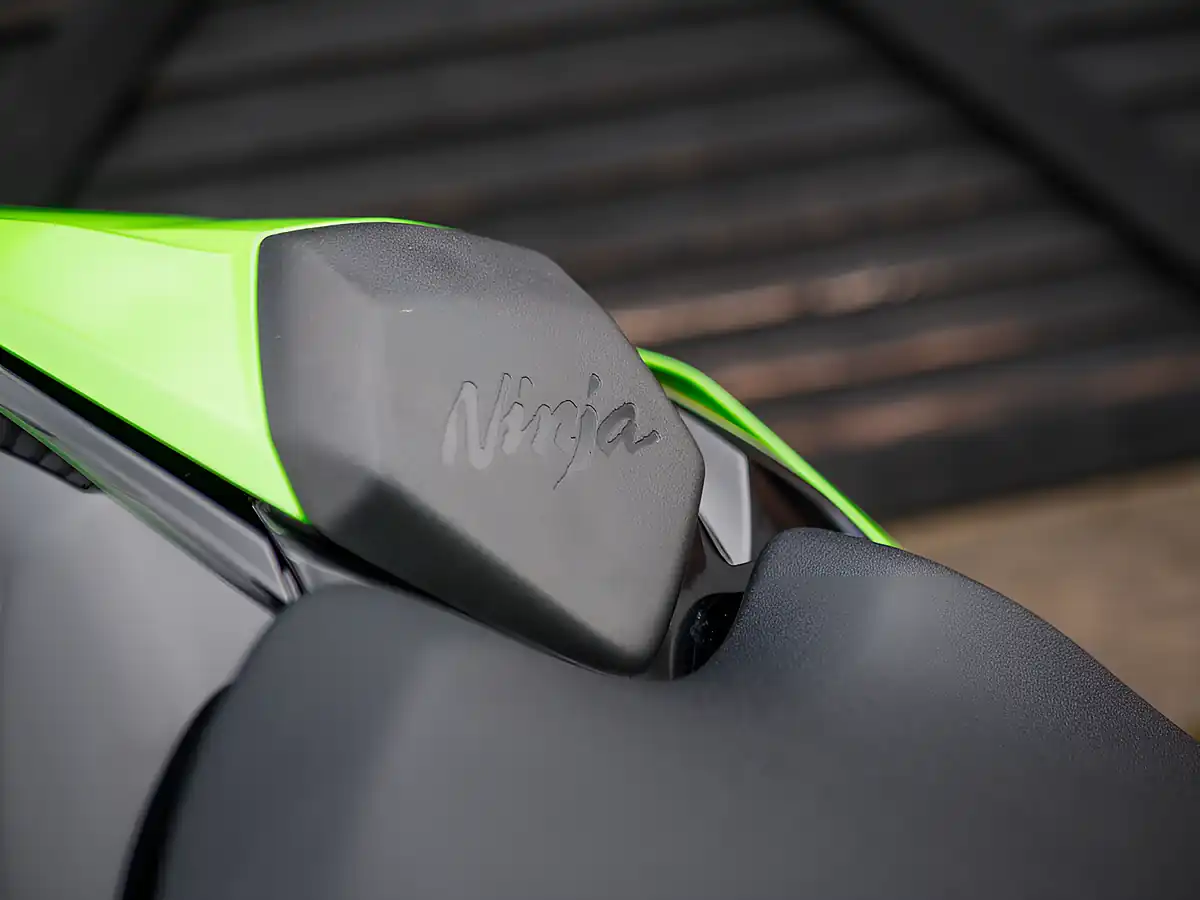 Used 2023 Kawasaki Ninja ZX-10R Green - Interior and Exterior details 14