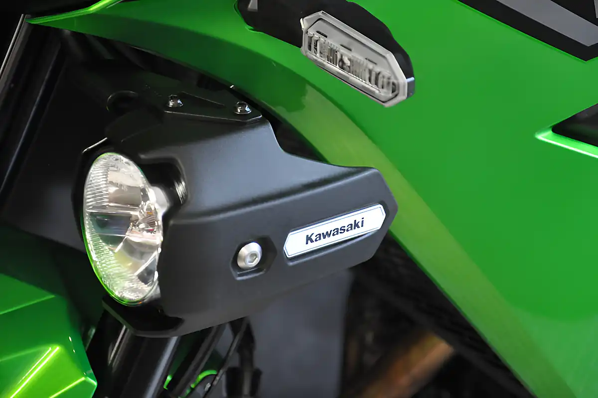 Used 2023 Kawasaki Versys 650 Green - Interior and Exterior details 4