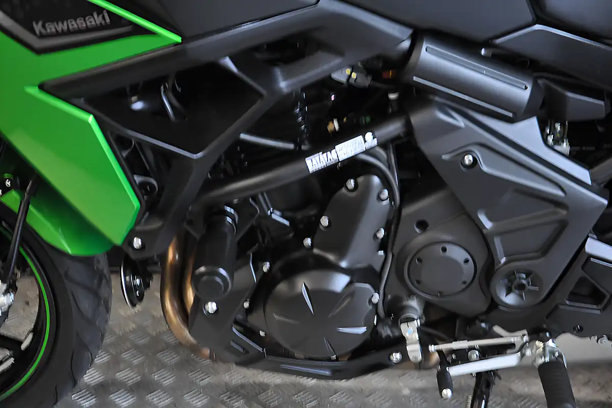 Used 2023 Kawasaki Versys 650 Green - Interior and Exterior details 6