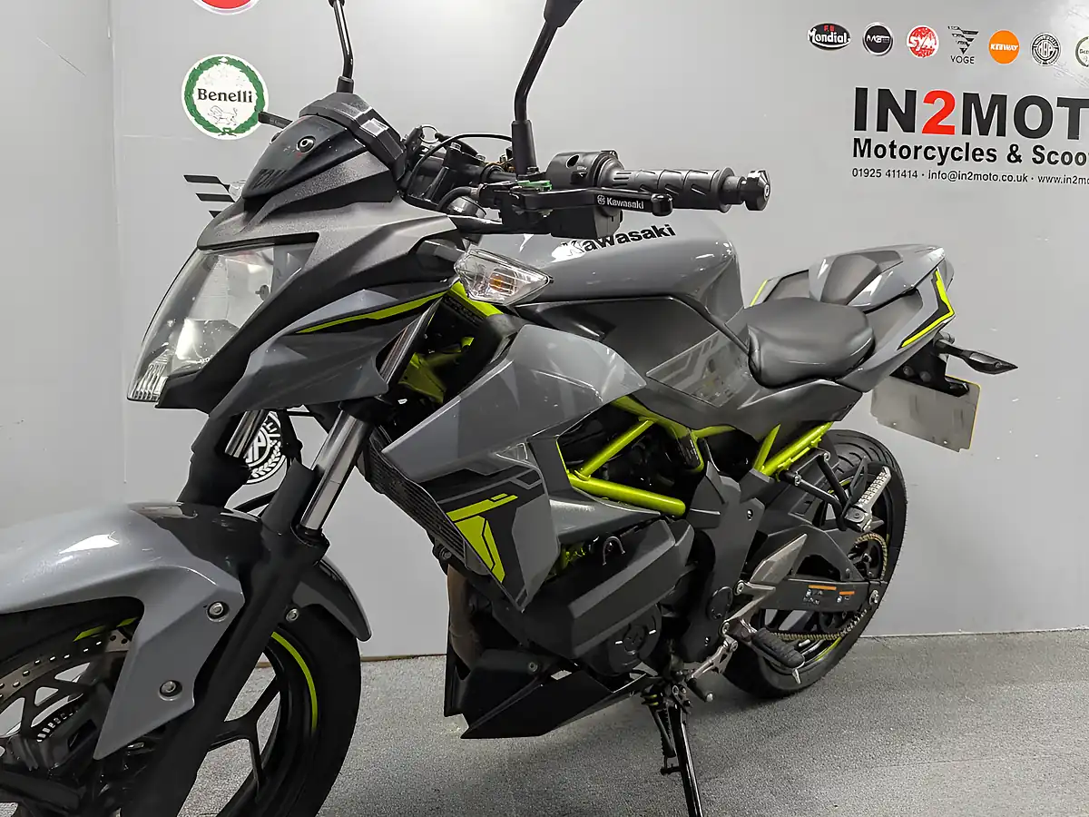 Used 2023 Kawasaki Z125 Grey - Interior and Exterior details 12