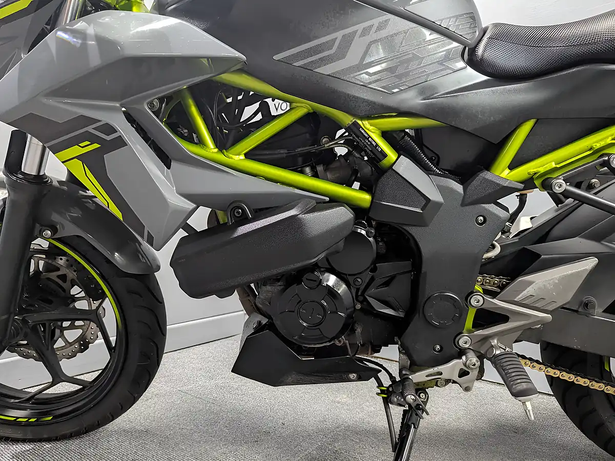 Used 2023 Kawasaki Z125 Grey - Interior and Exterior details 13
