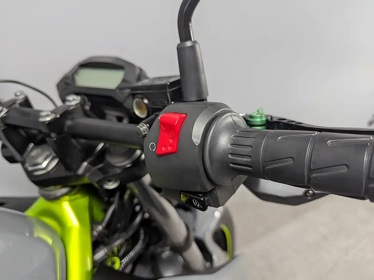 Used 2023 Kawasaki Z125 Grey - Interior and Exterior details 16