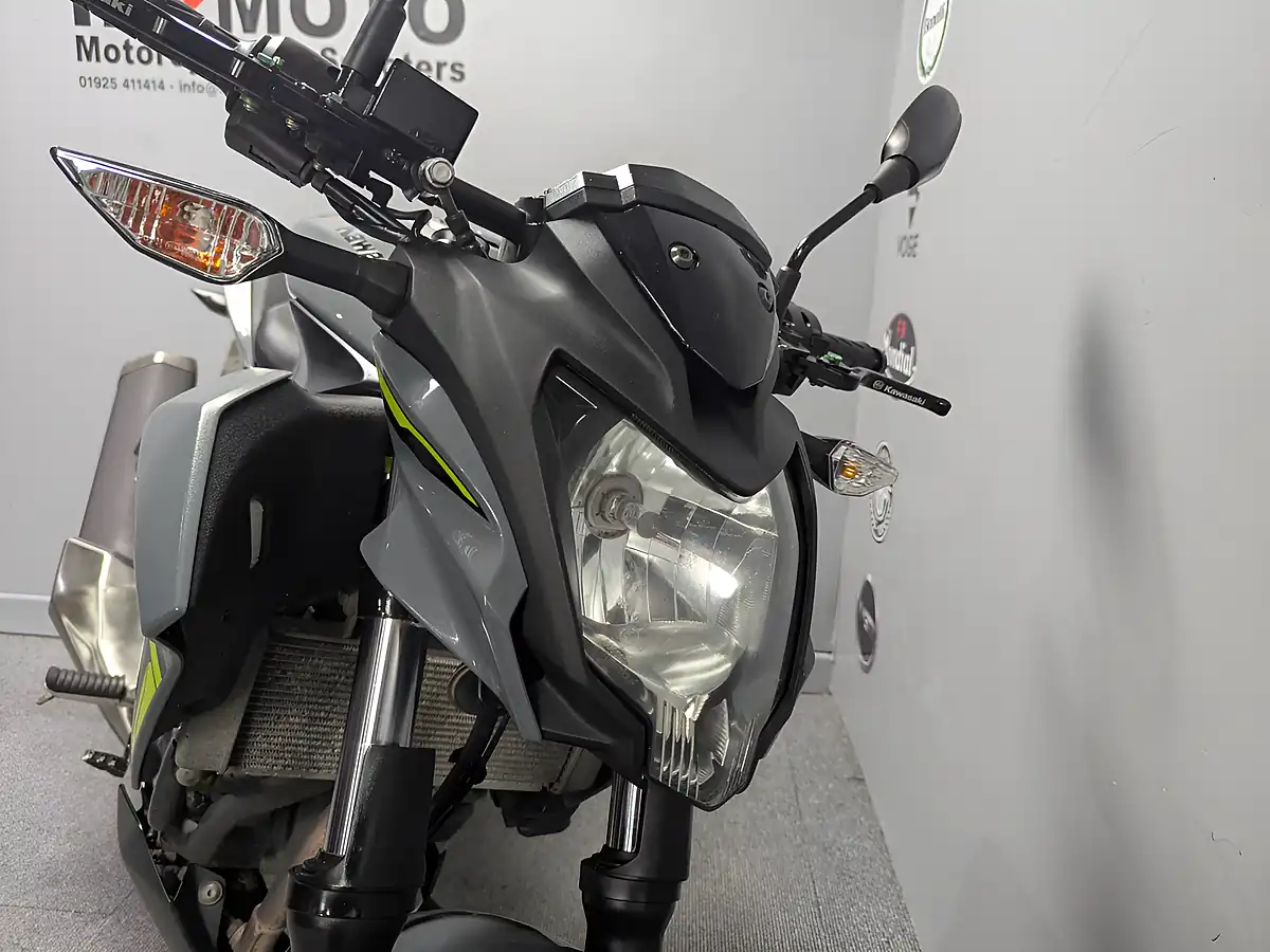 Used 2023 Kawasaki Z125 Grey - Interior and Exterior details 17